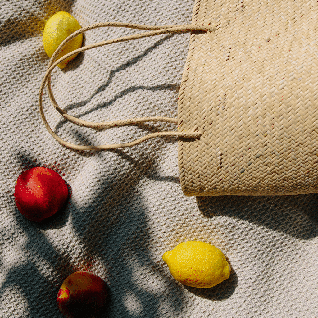 Cabas sur plaid avec citrons et mandarines
