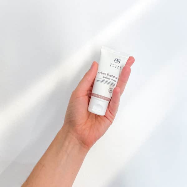 Crème fondante bio dans les mains