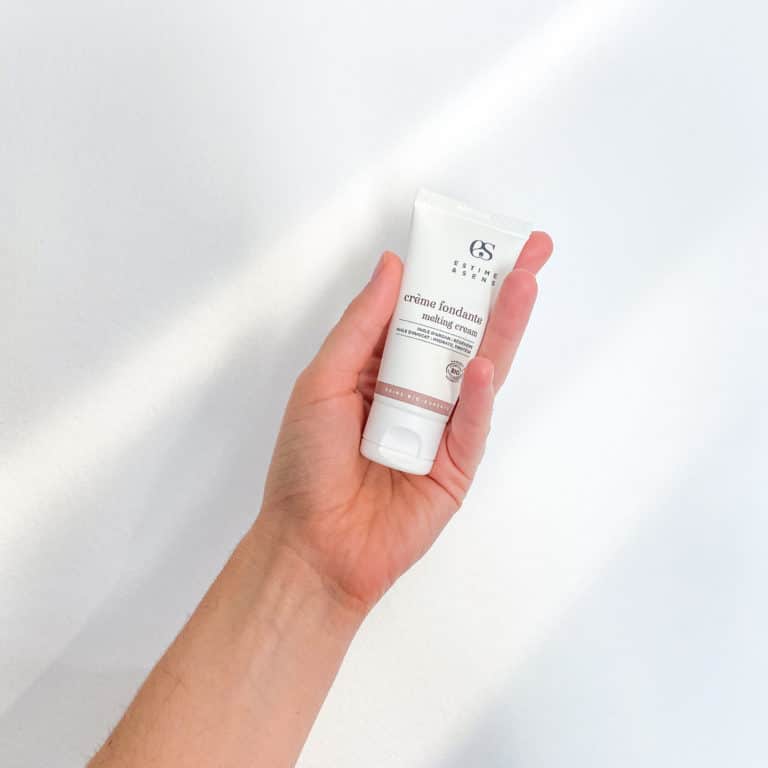 Crème fondante bio dans les mains