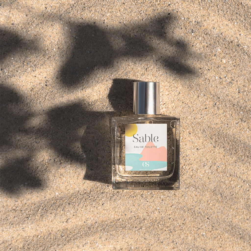 Visuel parfum sable dans le sable et ombre florale